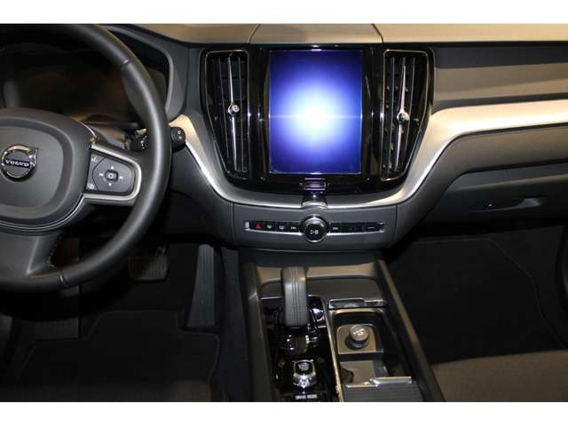 Volvo  B4 Diesel Momentum Pro AWD AHK Pano Blis CD-Player